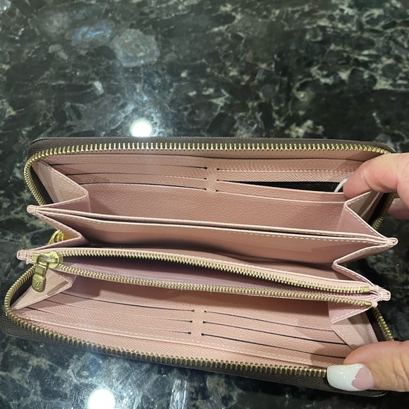 Louis Vuitton Zippy Wallet - Picture 8 of 8